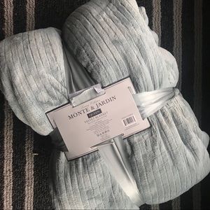 Monte & Jardin Velvet Blanket size Queen
